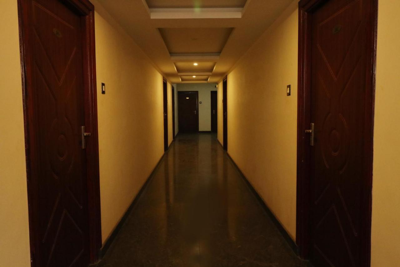 Отель E S Residency Тхени Экстерьер фото