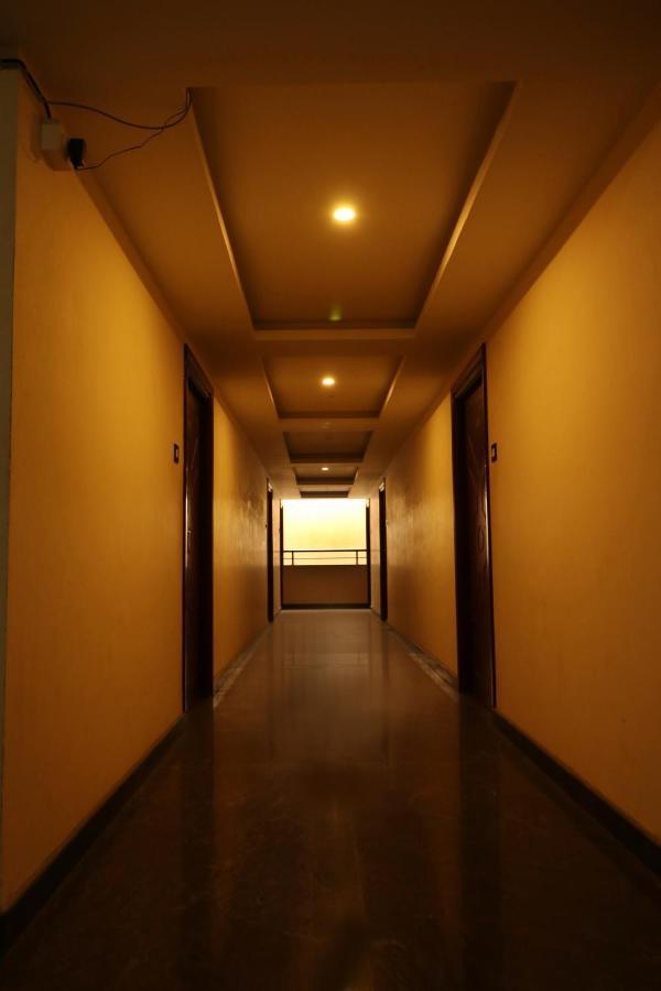 Отель E S Residency Тхени Экстерьер фото