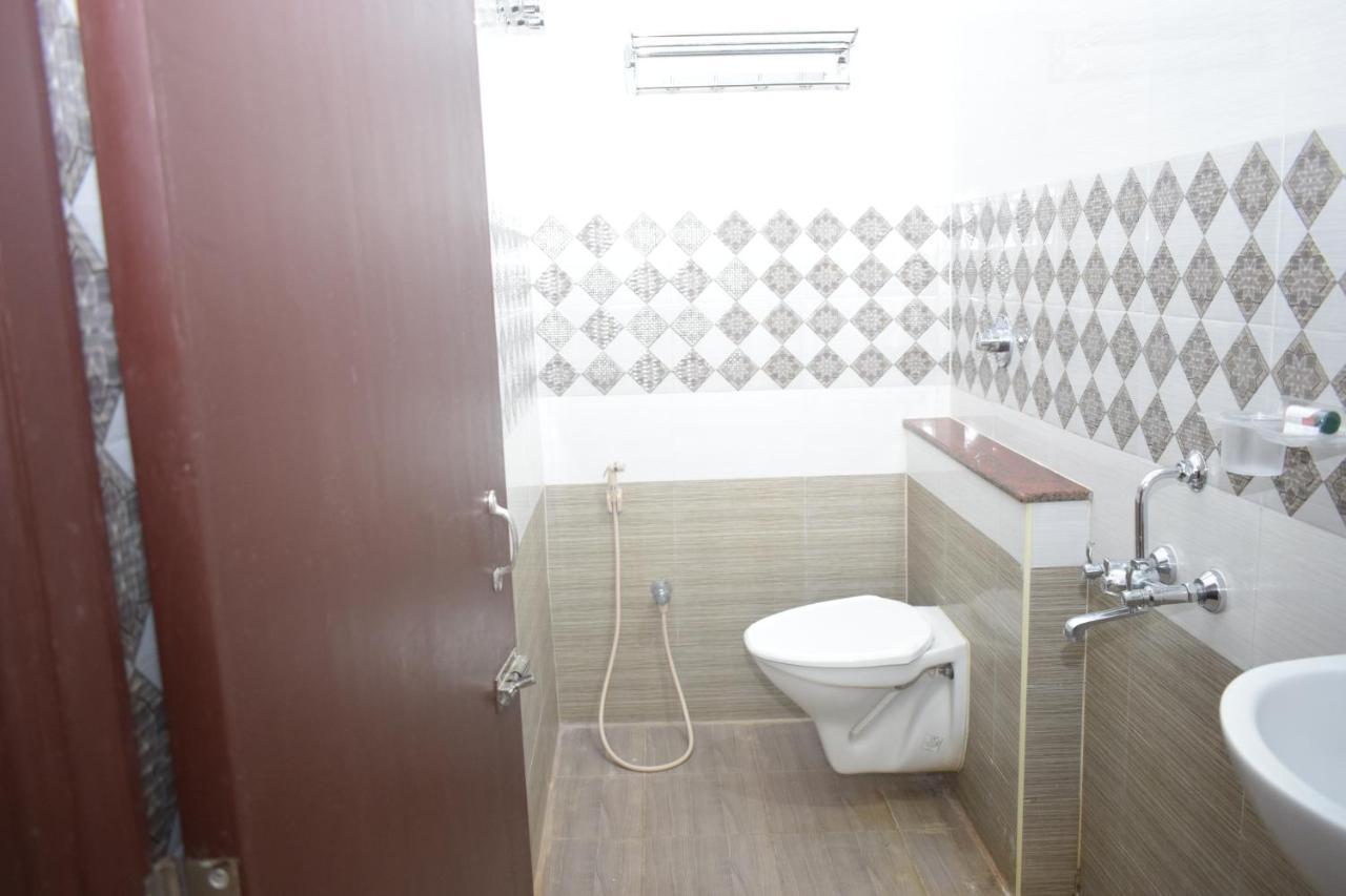 Отель E S Residency Тхени Экстерьер фото