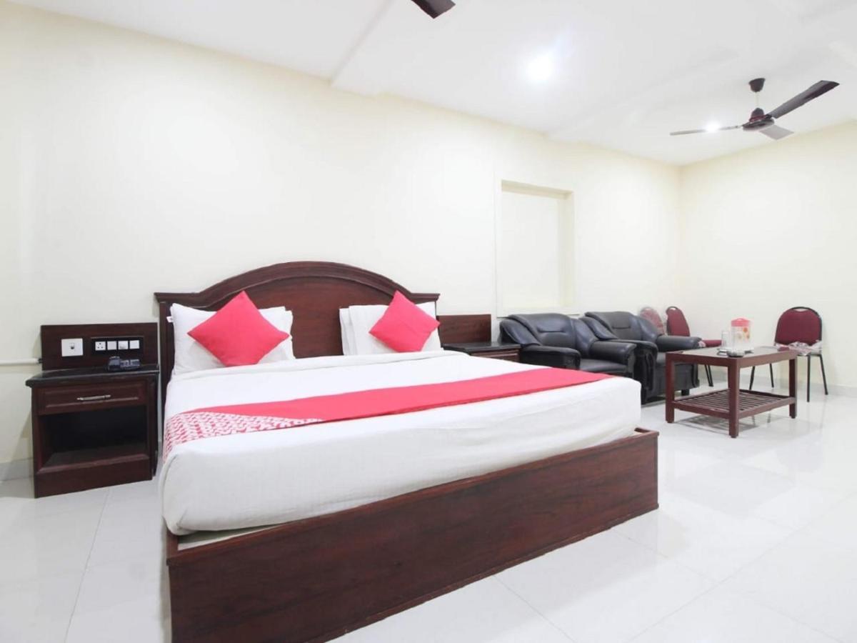 Отель E S Residency Тхени Экстерьер фото