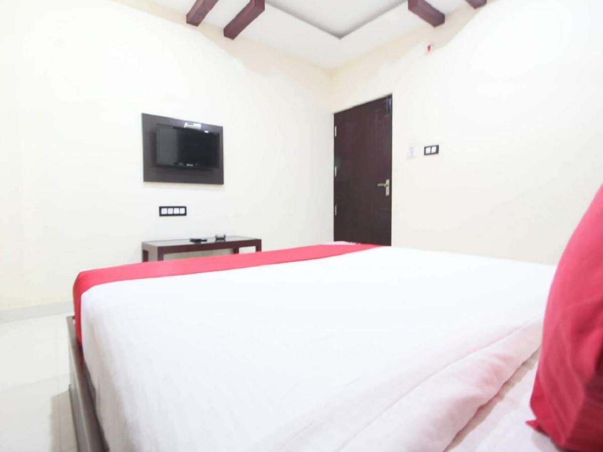 Отель E S Residency Тхени Экстерьер фото